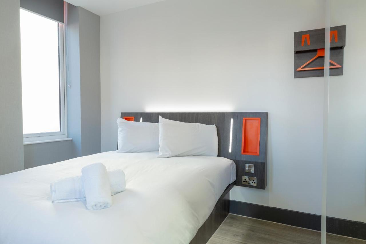 Easyhotel Reading Buitenkant foto